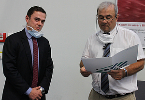 Prof. Emil C. Reisinger (rechts) übergibt die Stipendienurkunde an Dr. Daniel Dubinski