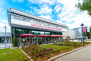 Außenansicht des Neubaus der Unimedizin Rostock mit Grünflächen