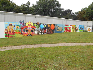 Wand mit buntem Graffiti