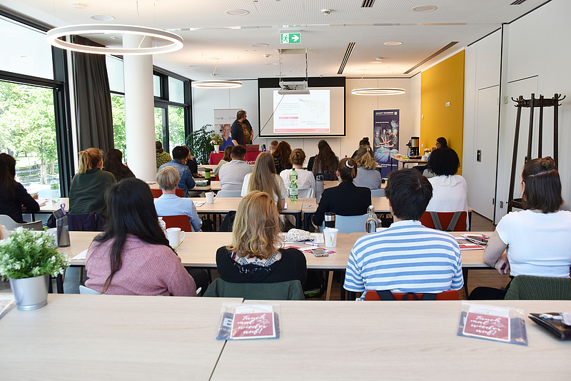Blick in einen modernen Konferenzraum der Unimedizin Rostock, wo viele neue Mitarbeiter einem Vortrag zuhören. Eine gute Willkommenskultur gehört zur guten Unternehmenskultur an der Unimedizin Rostock.