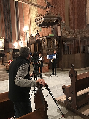Kamerateam filmt Gottesdienst in der Kirche