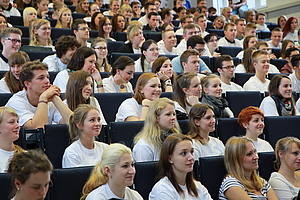 Studenten in einem voll besetzten Hörsaal