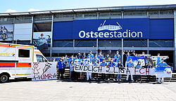 Gruppenbild vor dem Stadion