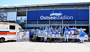 Gruppenbild vor dem Stadion