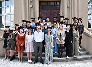 Gruppenbild von 31 Auszubildenden vor einem Gebäude