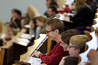 lachende Studenten in einem Hörsaal