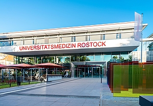 Portal der Unimedizin, großes modernes Gebäude 