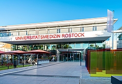 Portal der Unimedizin, großes modernes Gebäude 