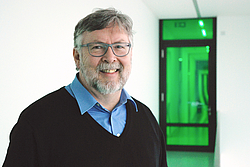 Prof. Dr. Hans Robert Schöler gibt einen Einblick in seine biomedizinische Forschung.