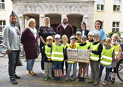 Die Erzieher Tom Hantel (v.l.) und Karin Ahrens und die Vertreter der Großmarkt GmbH, Tim Priebe und Katrin Mau (2.v.r.), freuen sich, zusammen mit den Kindern die Spende an Jeanette Bigus (SAPV-Team, 3.v.l.) und Schwester Nicole Pretschner zu übergeben. 