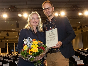 Stellvertretend für alle Autoren der ausgezeichneten Publikation nahmen Prof. Dr. Franka Stahl und Dr. Marlon Strosinski bei der Preisverleihung die Urkunde und Glückwünsche in Empfang. 