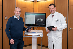 IT-Chef Thomas Dehne und Prof. Clemens Schafmayer zeigen die digitale Ausstattung für die Stationen der Allgemeinchirurgie.