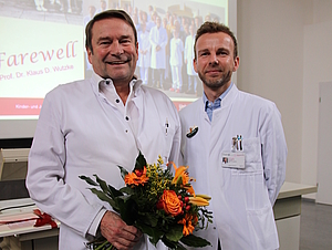 Klaus-Dieter Wutzke (links) wird von Jan Däbritz, Leiter der Kinder- und Jugendklinik verabschiedet