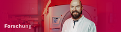 Mitarbeiter in einem Forschungs- und Laborumfeld vor medizinischer Großgerätetechnik. Aufschrift links unten: "Forschung".