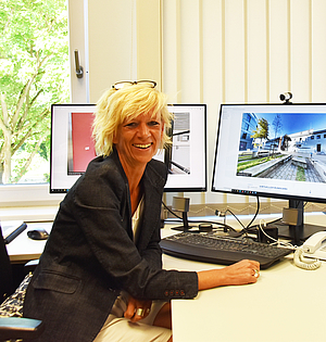 Prof. Dr. Brigitte Vollmar an ihrem Schreibtisch