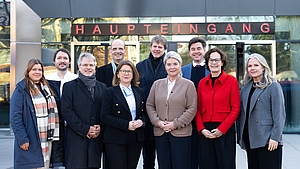 10 Personen stehen vor dem Haupteingang der Universitätsmedizin Rostock