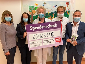 Gruppenfoto mit Rewe-Mitarbeitern und Kinderonkologe Prof. Dr. Carl Friedrich Classen