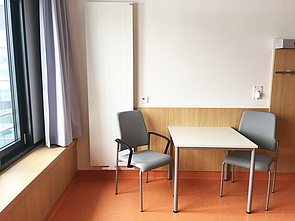 Sitzbereich im Patientenzimmer