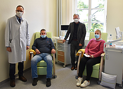 Dr. Jörn Bajorat (l.) und Prof. Dr. Daniel Reuter (2.v.r.) versorgen die Patienten Silvio Berg und Antje Köhler in der neuen Schmerz-Tagesklinik
