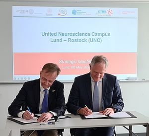 Der Projektleiter des UNC Prof. Alexander Storch der Klinik für Neurologie in Rostock (links) und Co-Sprecher Prof. Per Odin (Neurologie, Lund) unterzeichnen die Vereinbarung.