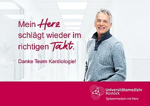 Plakat mit einem grauhaarigen Mann, der sich bei der Kardiologie für seine Behandlung bedankt