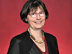 Porträt von Prof. Dr. Dorothea Tegethoff: Mittelalte Frau mit kurzen dunklen Haaren.