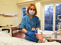 Pflegekraft am Patientenbett