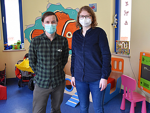 Sophie Geissler und Christian Grabautzki im großen Spielzimmer der Kinderonkologie.