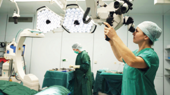 Eine Person guckt in ein Gerät