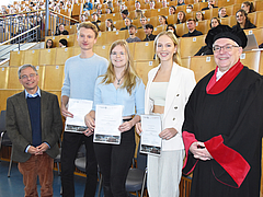 Prof. Dr. Rüdiger Köhling (v.l.) überreichte Marten Jander, Marta Elisabeth Böttcher und Thea Ehlers den Oscar-Langendorff-Preis für die besten Studienleistungen in Physiologie. Studiendekan Prof. Dr. Steffen Emmert gratulierte ebenfalls.