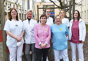 Dr. Barbara Wichmann (v.l.), Dr. Heike Haase, Anke Seraphin, Dr. Gudrun Krause, Anne-Kathrin Tausch, Fanny Lindner und Anne Körmann-Günther betreuen Kinder und Familien im SPZ der Kinder- und Jugendklinik der Unimedizin Rostock.