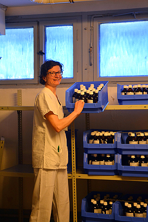 Apothekerin Susanne Paschka lagert das abgefüllte Desinfektionsmittel