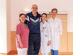 Diana Just (v.l.), Paulin Weißer und Dr. Annika Haas haben die Anleitungsvideos gemeinsam mit Patient Ralf Schwemer gedreht.