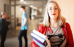 Studentin und Pflegefachkraft