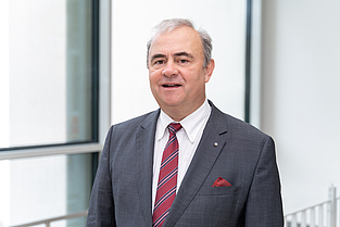 Prof. Dr. med. univ. Emil Christian Reisinger, MBA Wissenschaftlicher Vorstand und Dekan