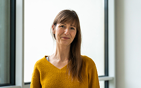 Porträtfoto einer Frau vor einem modernen Fenster