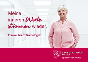 Plakat mit einer grauhaarigen Frau, die sich bei der Radiologie für ihre Behandlung bedankt