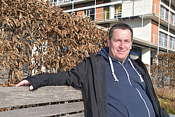 Mathias Tietze sitzt auf einer Bank