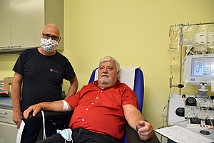 Er fährt sein Blut seit Jahren dorthin, wo es gebraucht wird: Fahrer Gerd Möller (links) und Spender Klaus-Dieter Kramp