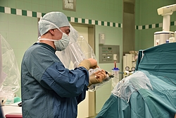Dr. Daniel Dubinski während eines neurochirurgischen Eingriffs in der Unimedizin Rostock