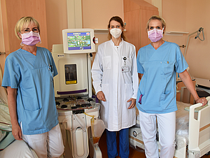 Schwester Christina Henneke (v.l.), Prof. Dr. Julia Tietze und Schwester Stephanie Wollgarten mit dem ECP-Gerät, das eine neue Therapie für schwere Hauterkrankungen ermöglicht.
