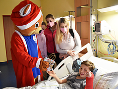 Kliniknannys bereiten dem kleinen Oke in der Kinderklinik eine weihnachtliche Überraschung. 