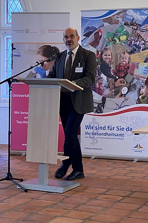 Prof. Dr. med. Guido Hildebrandt, Direktor der Klinik für Strahlentherapie und Sprecher des Onkologischen Zentrums der Universitätsmedizin Rostock bei seinem Grußwort