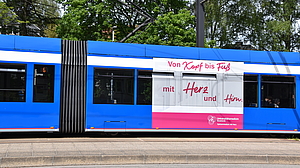 Straßenbahn mit Werbeaufkleber