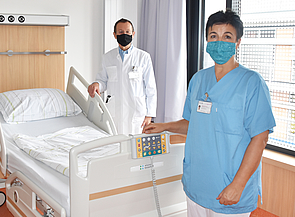 Am Patientenbett: Prof. Dr. Thomas Mittlmeier, Leiter der Unfallchirurgie, Leitende Pflegekraft Christine Schumann 