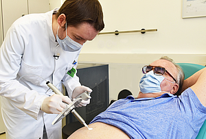 Nuklearmediziner Dr. Martin Heuschkel trägt die Paste bei Rainer Schnabel auf. Der Tumor wird punktgenau abgetötet.