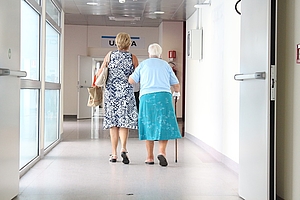 Ältere Patientin wird von Angehöriger abgeholt