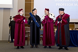(v.l.): Michał Nowicki (Prorektor für Forschung und Promotor des Verfahrens), Martin Witt, Andrzej Tykarski (Rektor), Zbigniew Krasiński (Dekan)