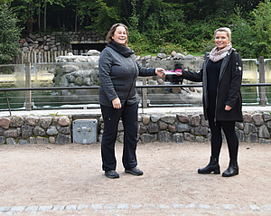 Anica Schrein (rechts) aus der Blutspende der Unimedizin überreicht Gewinnerin Vilma Rittner den Hauptpreis aus der Tombola.