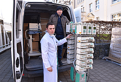 Dr. Daniel Dubinski und ein Helfer beim Verladen der Hilfsgüter.